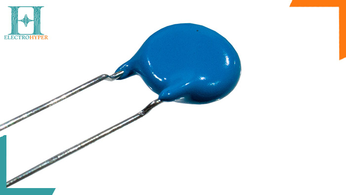 یک خازن سرامیکی آبی رنگ از انواع خازن