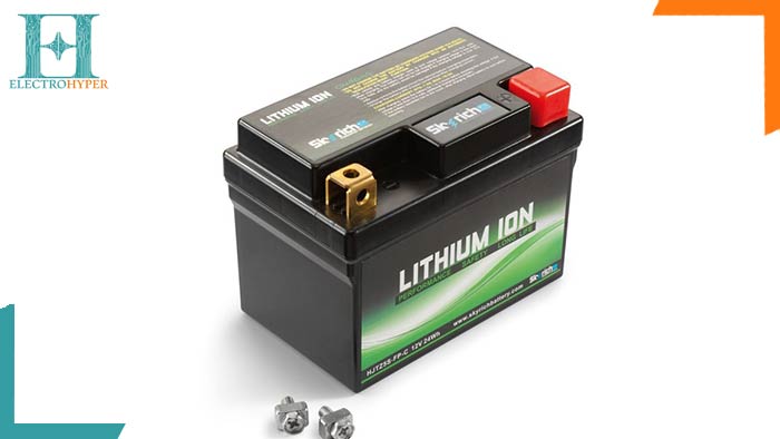 یک عدد باتری لیتیوم یون برای بررسی و تفاوت باتری لیتیوم یون و لیتیوم پلیمر