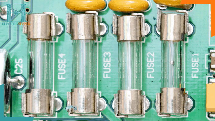 معرفی انواع فیوز الکترونیکی (فیوز گچی، فیوز شیشه ای، پیکو فیوز، ترموفیوز و ...) و نحوه تعویض فیوز سوخته✅فروشگاه قطعات الکترونیک الکتروهایپر